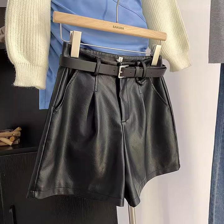 Pantalones cortos de piel sintética negra de corte A con pernera ancha