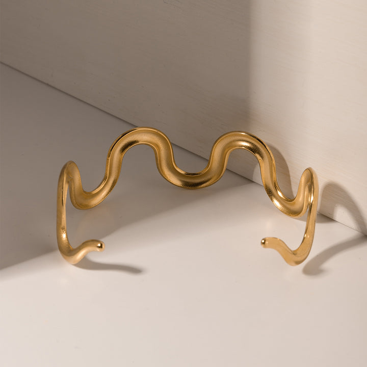 Nueva pulsera de acero de titanio estilo INS para mujer, acero inoxidable chapado en oro de 18 quilates, joyería de moda con brazalete ondulado