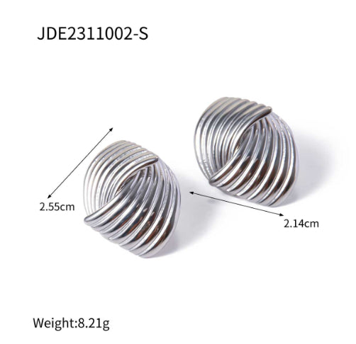 Aretes de oro con diseño geométrico