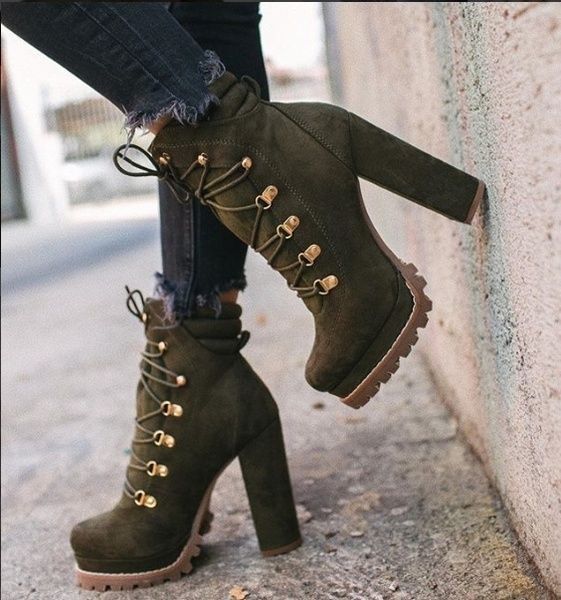 Zapatos de tacón de ante de mesa
