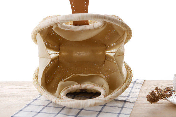 Sac à main élégant en rotin tressé pour les vacances
