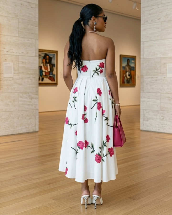 Vestido de mujer elegante con estampado floral y corte en A