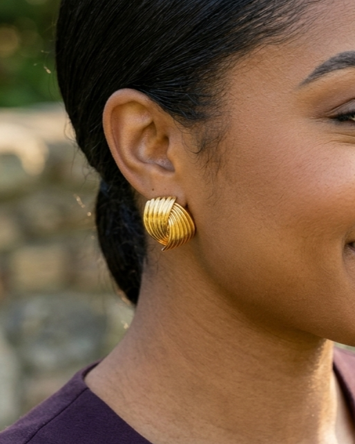 Aretes de oro con diseño geométrico