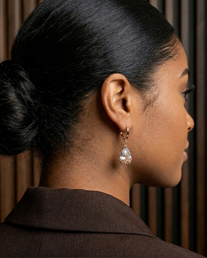 Pendientes asimétricos con diseño de oro rosa