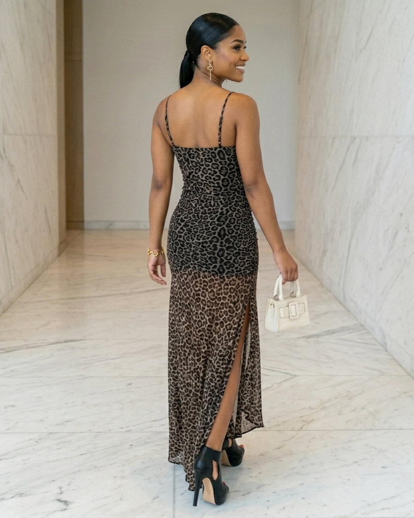 Vestido con escote asimétrico y estampado de leopardo