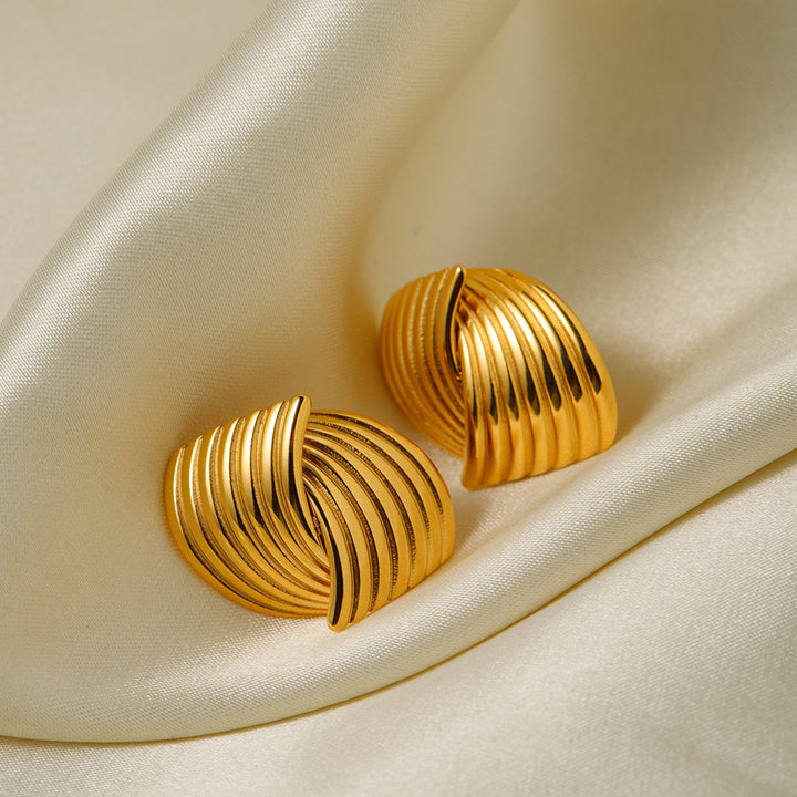 Aretes de oro con diseño geométrico