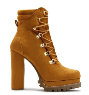 Zapatos de tacón de ante de mesa