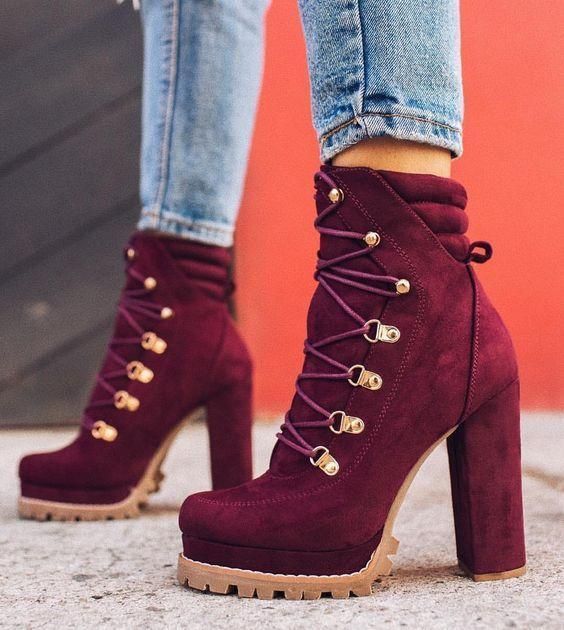 Zapatos de tacón de ante de mesa