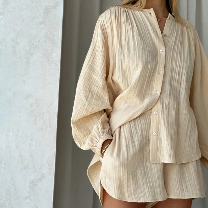 Ensemble deux pièces élégant pour femme : chemise à manches longues et short fendu