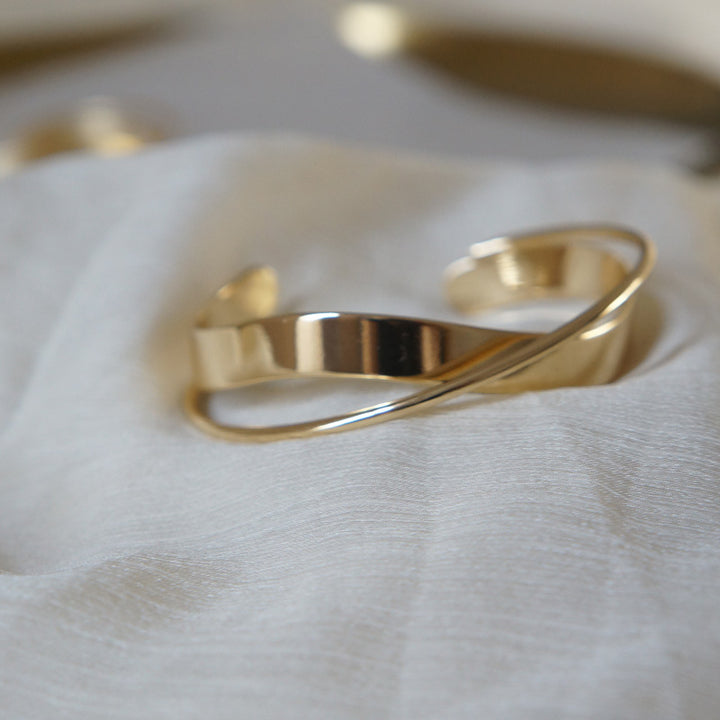 Pulsera de Brazalete Cruzado Geométrico