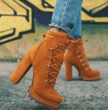 Zapatos de tacón de ante de mesa
