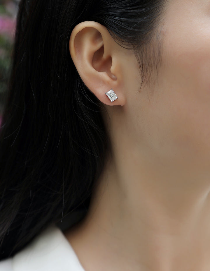 Top-quality Moissanite S925 Silver And Platinum-plated Stud Earrings.
