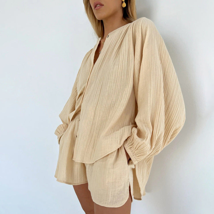 Ensemble deux pièces élégant pour femme : chemise à manches longues et short fendu