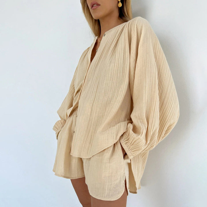 Ensemble deux pièces élégant pour femme : chemise à manches longues et short fendu