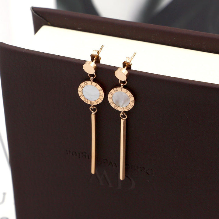 Pendientes largos de oro rosa con colgante de judía pequeña dorada, números romanos y barra de concha, de moda