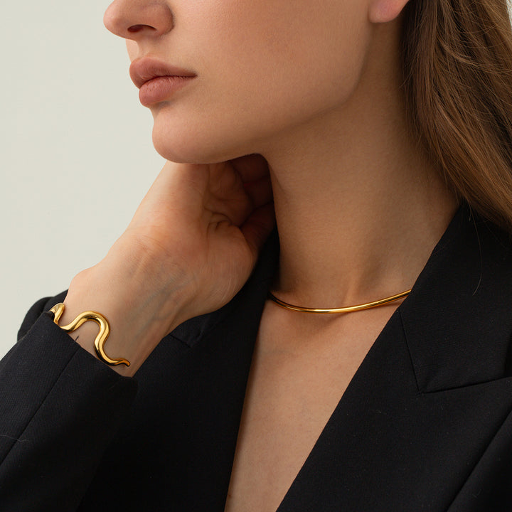 Nueva pulsera de acero de titanio estilo INS para mujer, acero inoxidable chapado en oro de 18 quilates, joyería de moda con brazalete ondulado