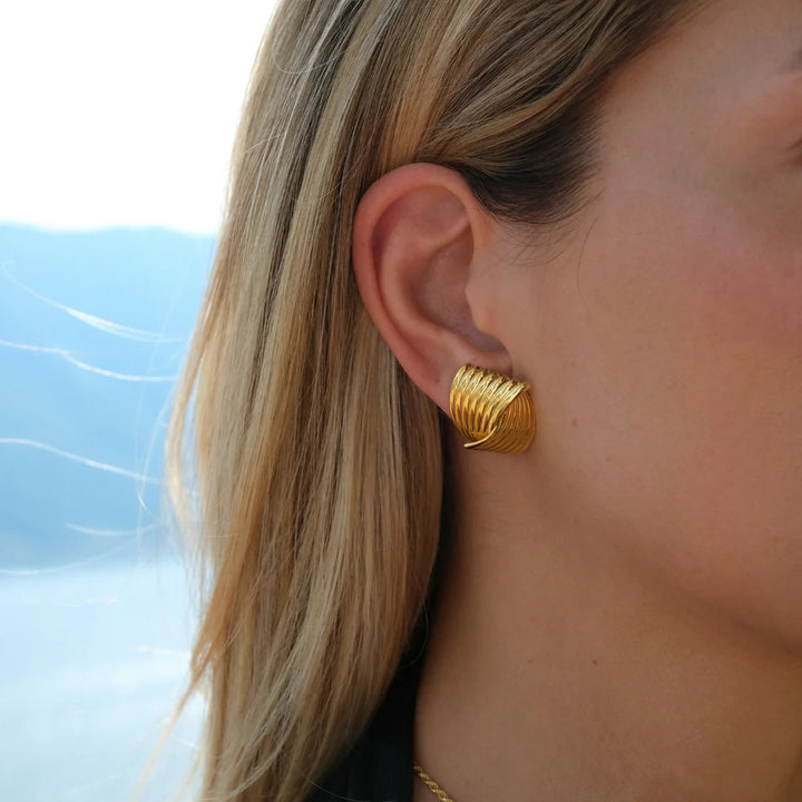 Aretes de oro con diseño geométrico