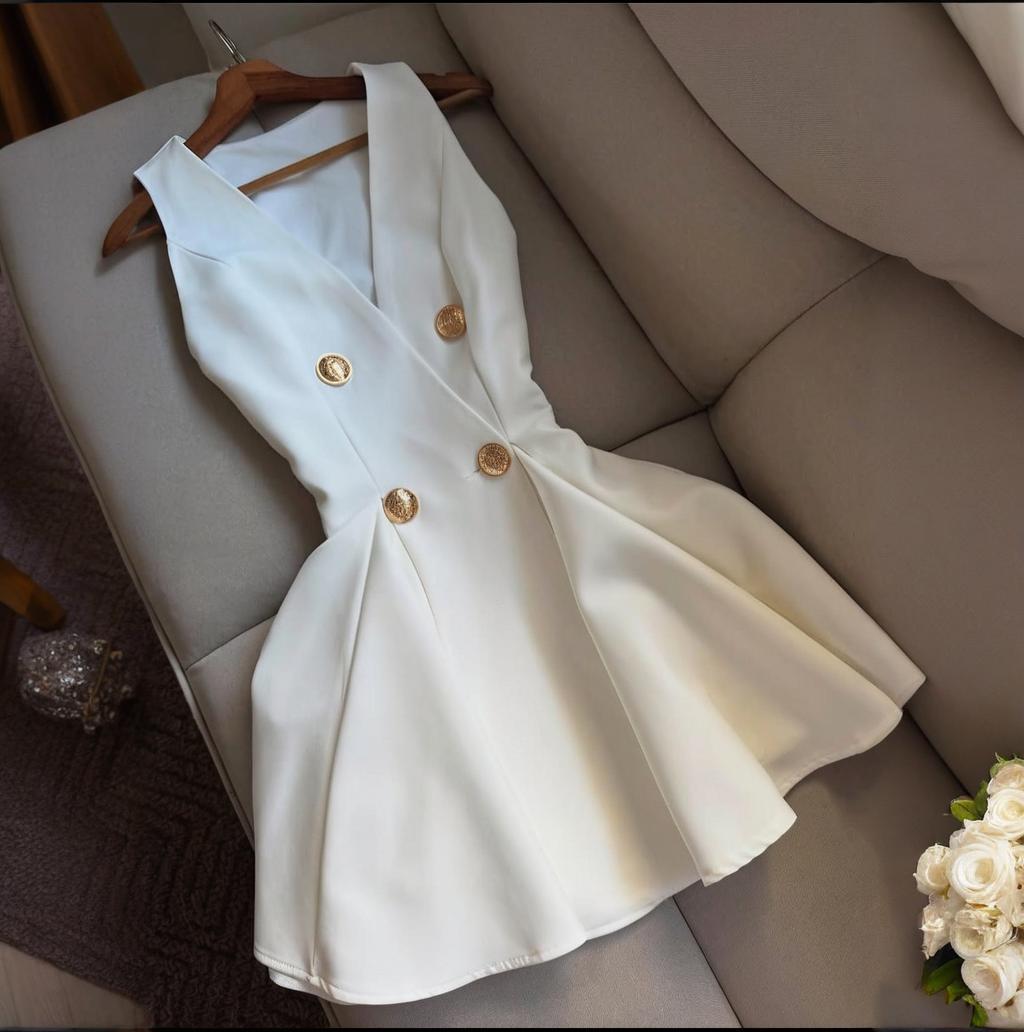 Vestido mini dulce de color liso sin mangas con cuello de pico y botones