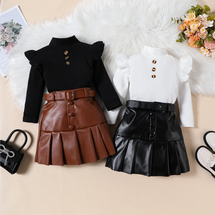 Conjunto de tres piezas: Top de cuello alto y manga larga, falda plisada de cuero sintético y cinturón