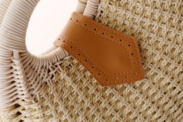 Sac à main élégant en rotin tressé pour les vacances