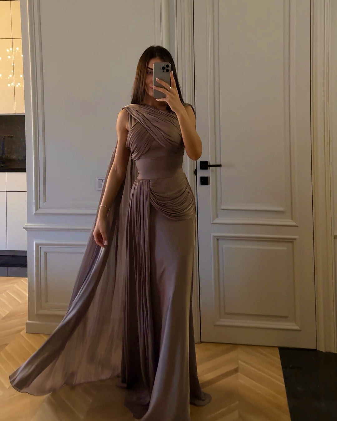 Elegante vestido maxi drapeado color topo con capa