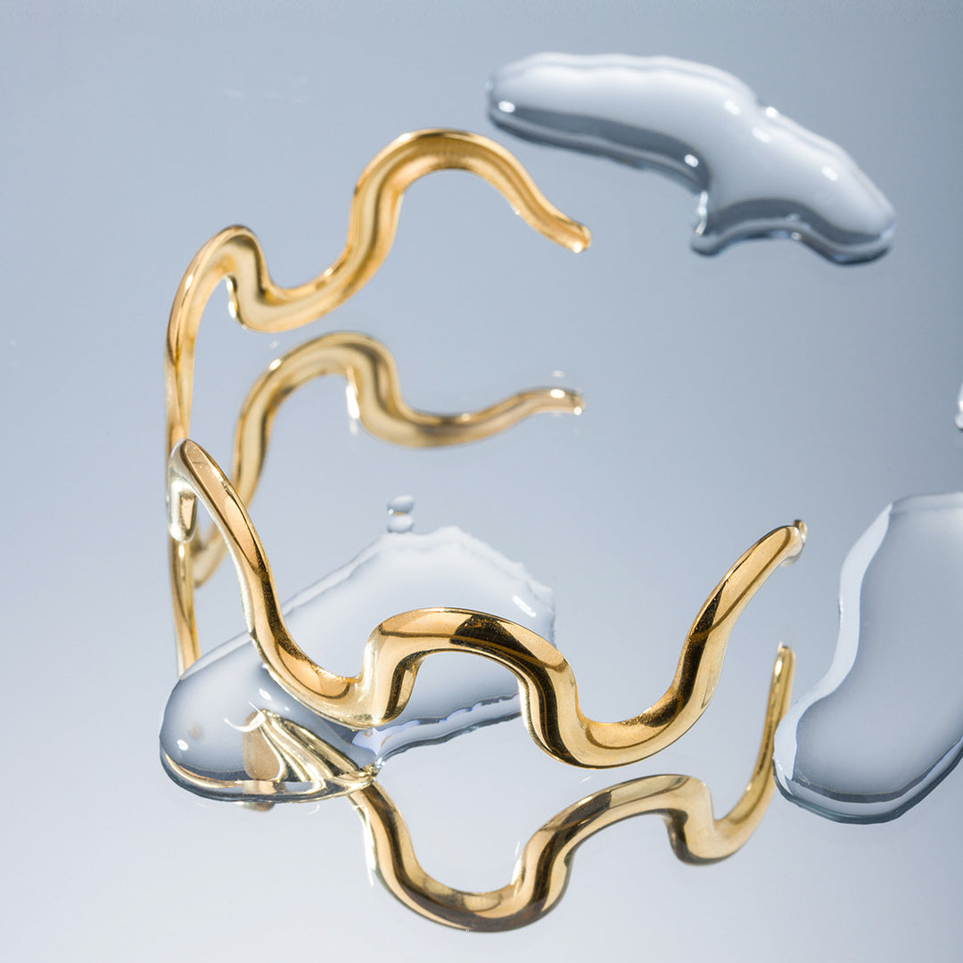 Nueva pulsera de acero de titanio estilo INS para mujer, acero inoxidable chapado en oro de 18 quilates, joyería de moda con brazalete ondulado
