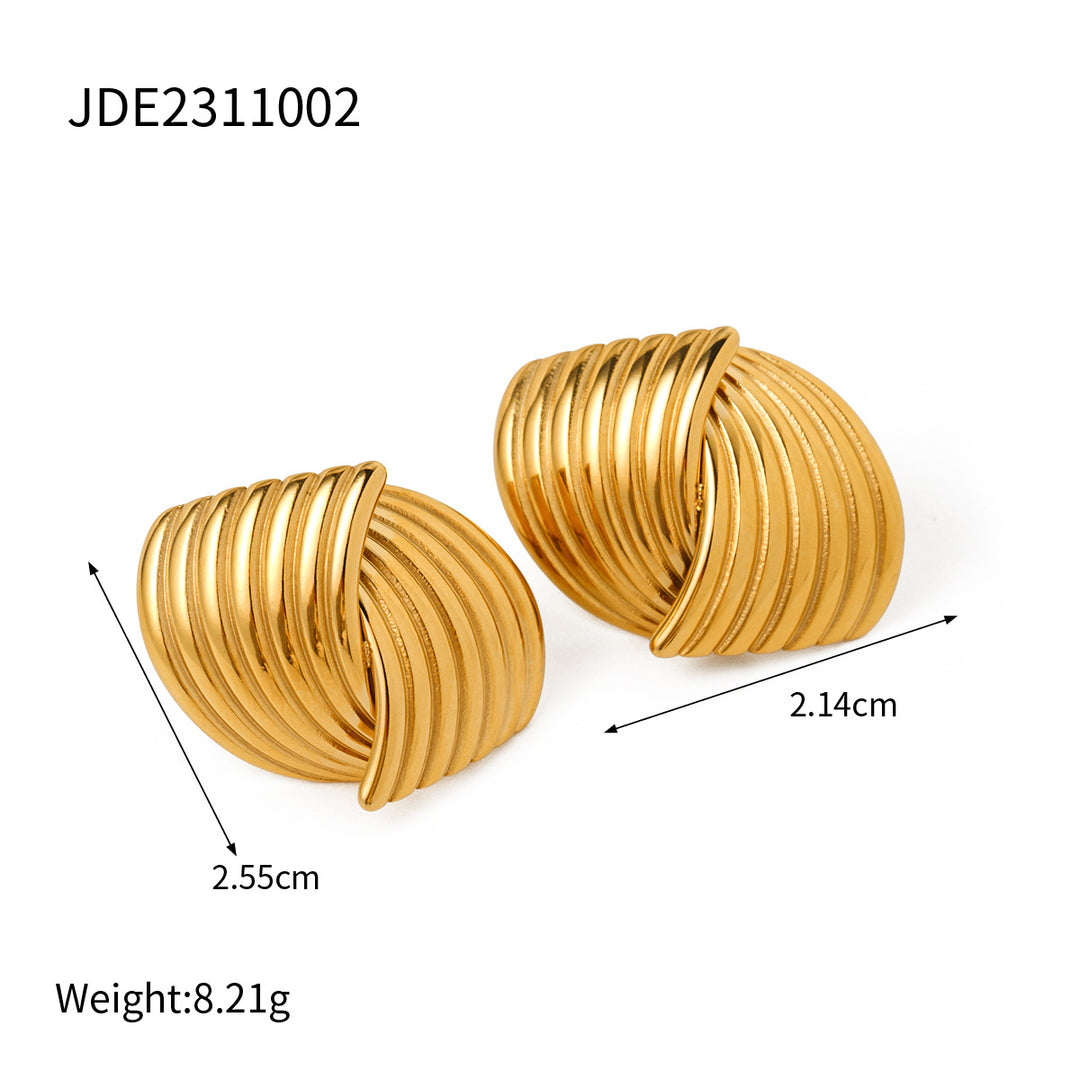Aretes de oro con diseño geométrico