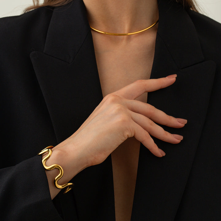 Nueva pulsera de acero de titanio estilo INS para mujer, acero inoxidable chapado en oro de 18 quilates, joyería de moda con brazalete ondulado
