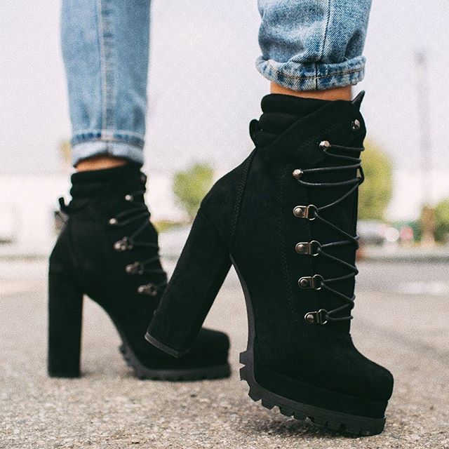 Zapatos de tacón de ante de mesa