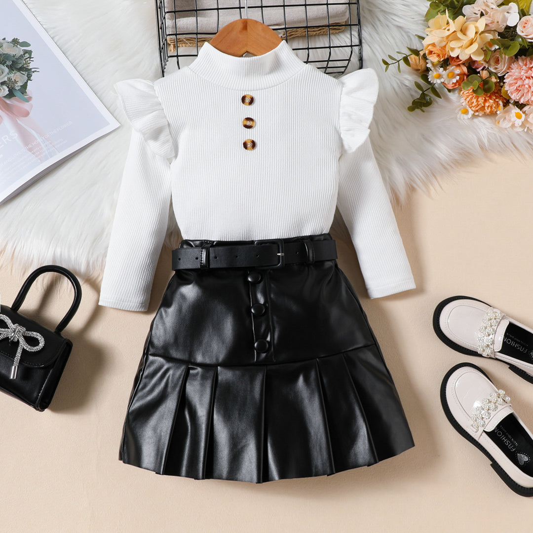 Conjunto de tres piezas: Top de cuello alto y manga larga, falda plisada de cuero sintético y cinturón