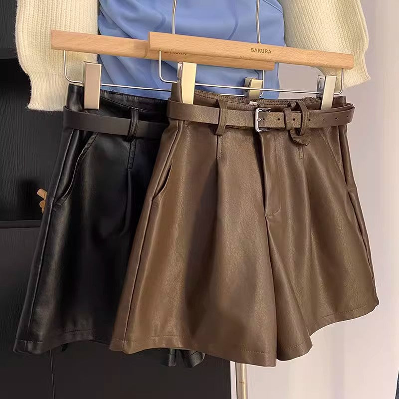 Pantalones cortos de piel sintética negra de corte A con pernera ancha