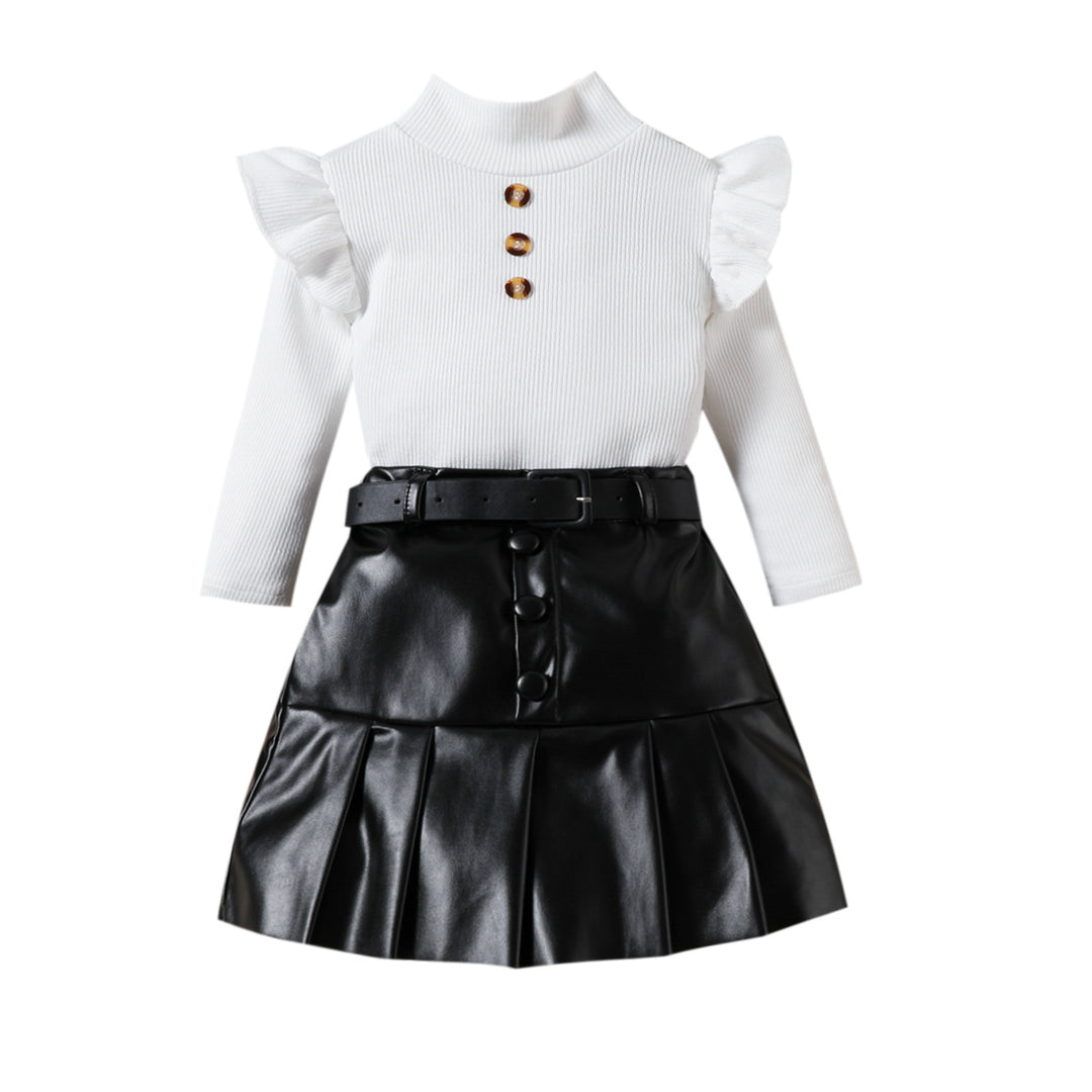 Conjunto de tres piezas: Top de cuello alto y manga larga, falda plisada de cuero sintético y cinturón