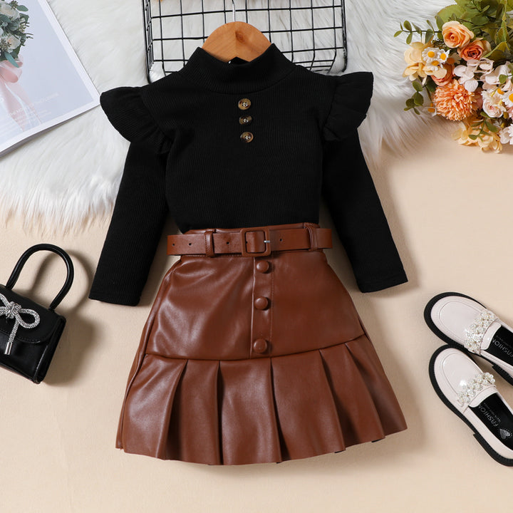 Conjunto de tres piezas: Top de cuello alto y manga larga, falda plisada de cuero sintético y cinturón