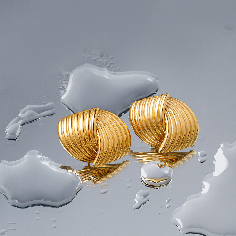Aretes de oro con diseño geométrico