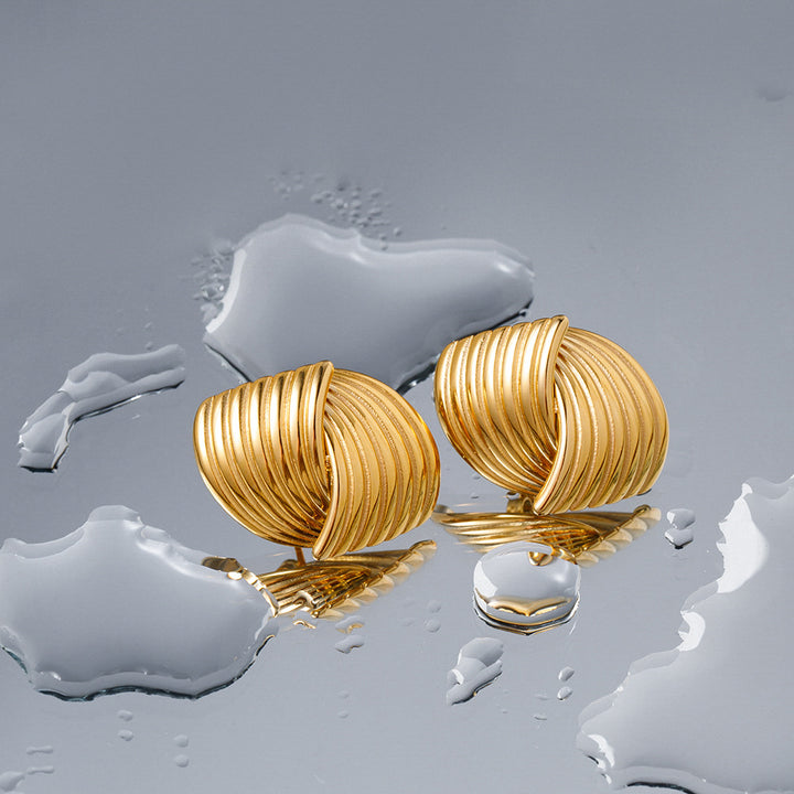 Aretes de oro con diseño geométrico