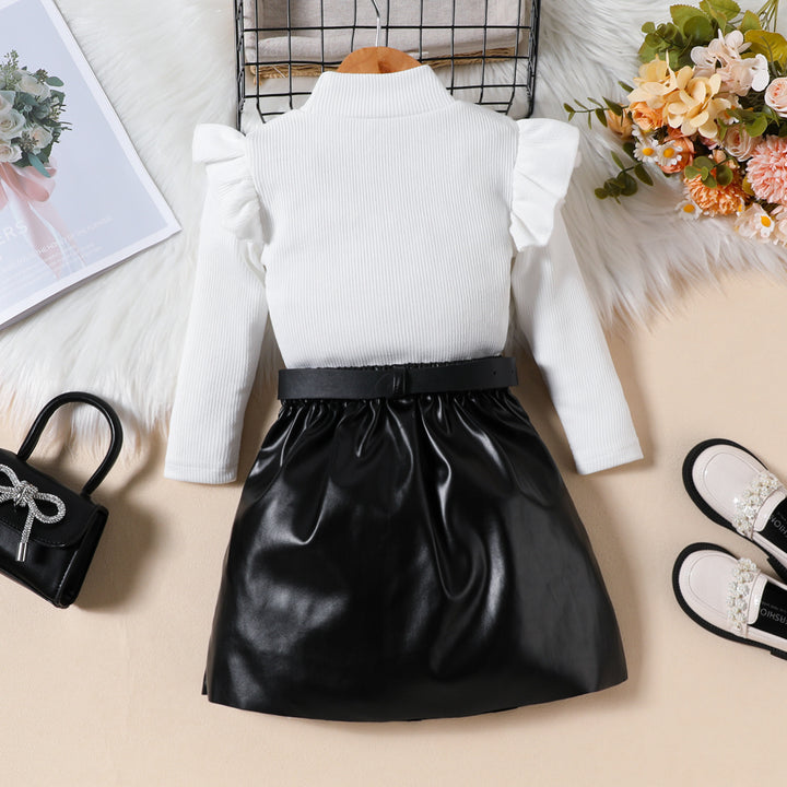 Conjunto de tres piezas: Top de cuello alto y manga larga, falda plisada de cuero sintético y cinturón