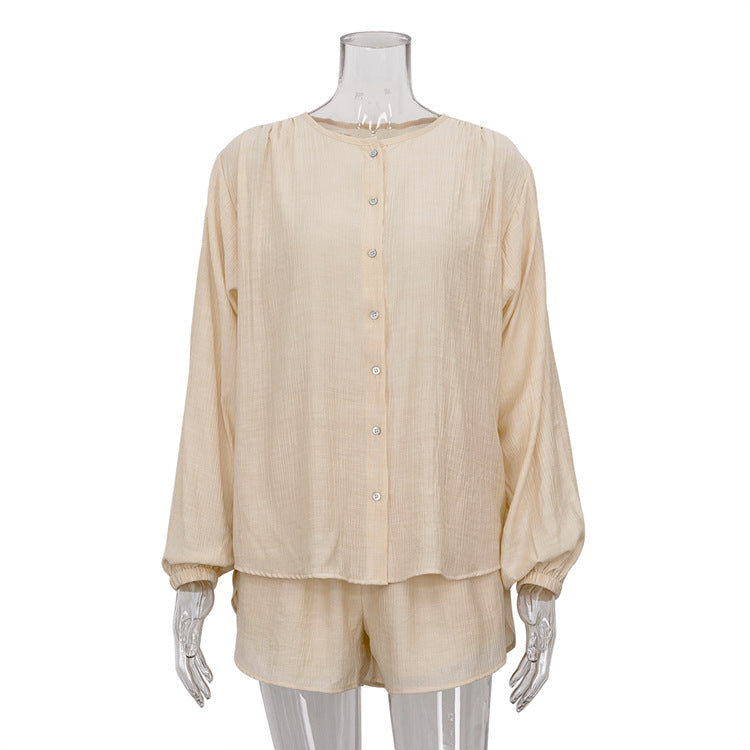 Ensemble deux pièces élégant pour femme : chemise à manches longues et short fendu