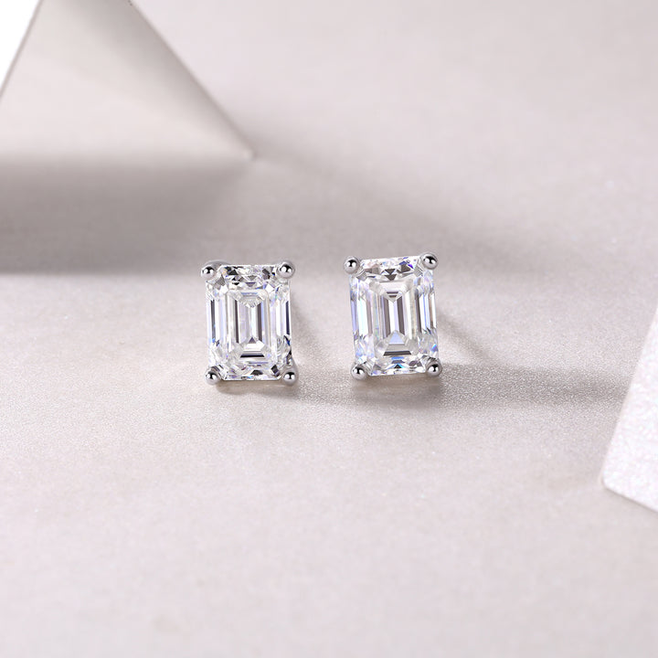 Top-quality Moissanite S925 Silver And Platinum-plated Stud Earrings.