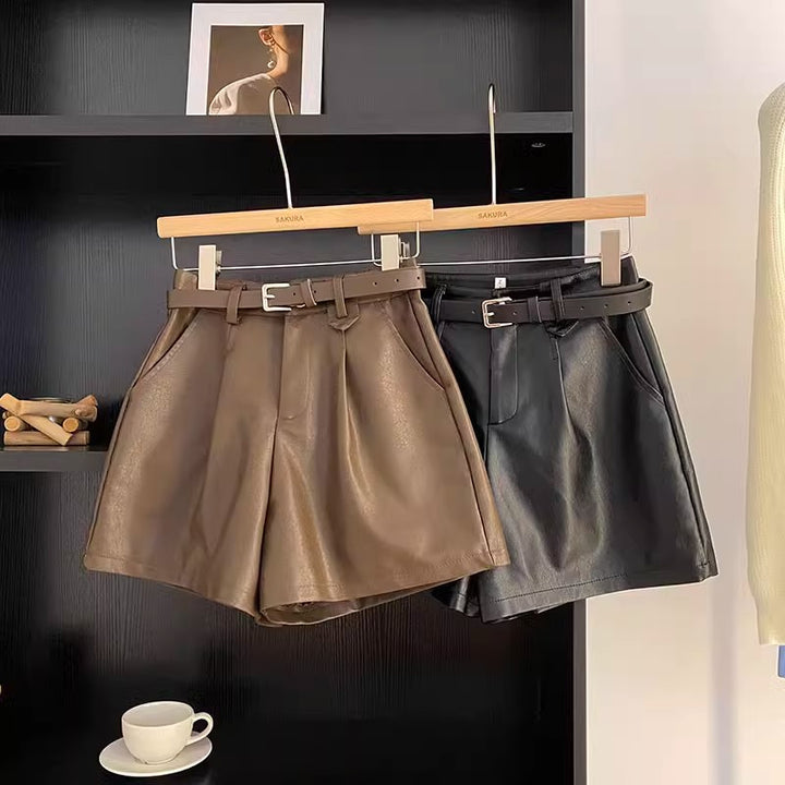 Pantalones cortos de piel sintética negra de corte A con pernera ancha