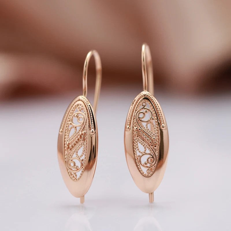 Pendientes de oro rosa con patrón calado exquisito