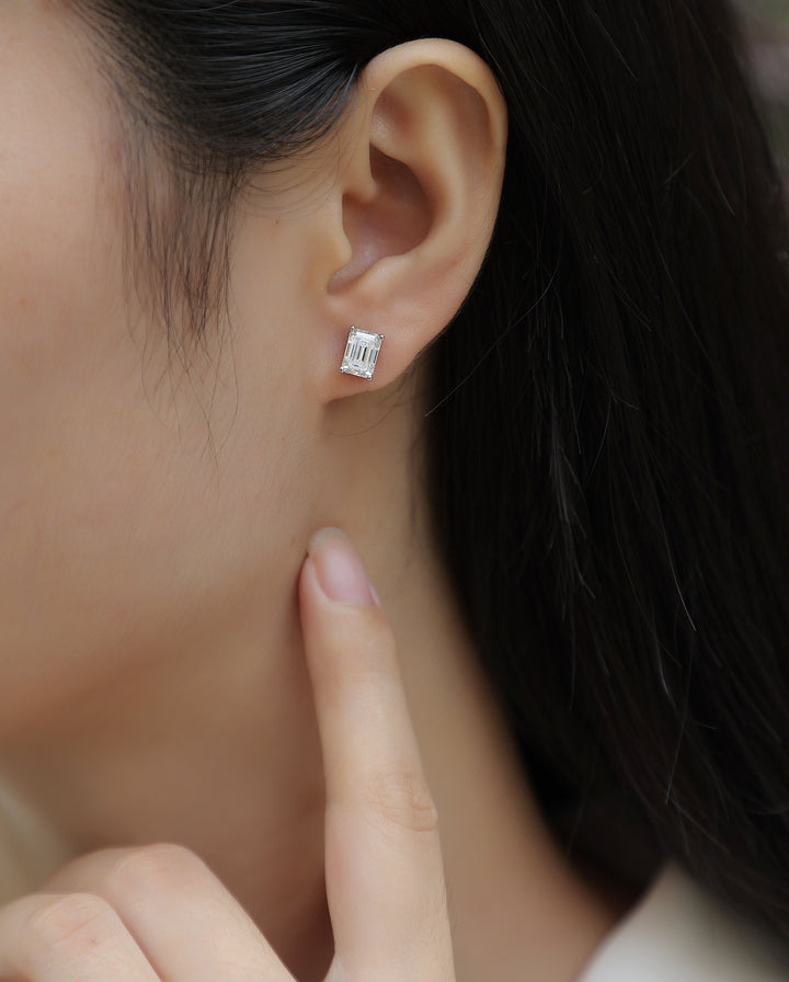 Top-quality Moissanite S925 Silver And Platinum-plated Stud Earrings.