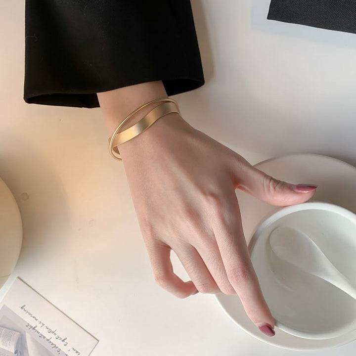Pulsera de Brazalete Cruzado Geométrico